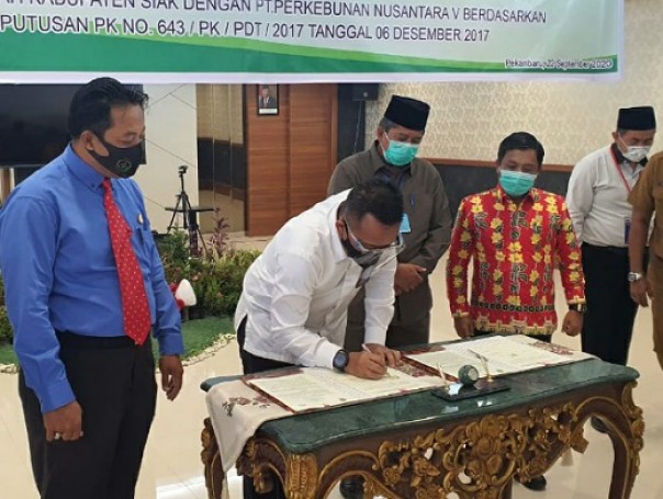 CEO PTPN V Jatmiko K. Santosa bersama Bupati Siak Alfedri dan Ketua DPRD Siak Azmi, menandatangani perjanjian Pembayaran Prefinancing Rp 33,2 miliar antara PTPN V dengan Pemmab Siak, disaksikan oleh Asdatun Kejati Riau Dzakiyul Fikri di Pekanbaru, Selasa.
