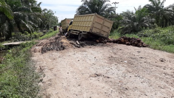 Jalan Poros Rusak parah di Siak kecil Bengkalis/R24