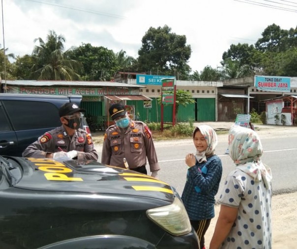 Dua warga Bandar Sei Kijang dicatat polisi karena tak mengenakan masker saat keluar rumah, Rabu (23/9/2020). Foto: Istimewa.