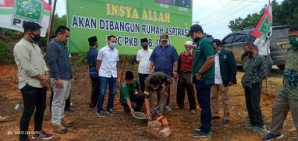 Dodi Irawan (pegang sendok semen), Ade Agus Hartanto (kanan depan) melakukan peletakan batu pertama pembangunan kantor DPC PKB Inhu, Selasa 22 September 2020