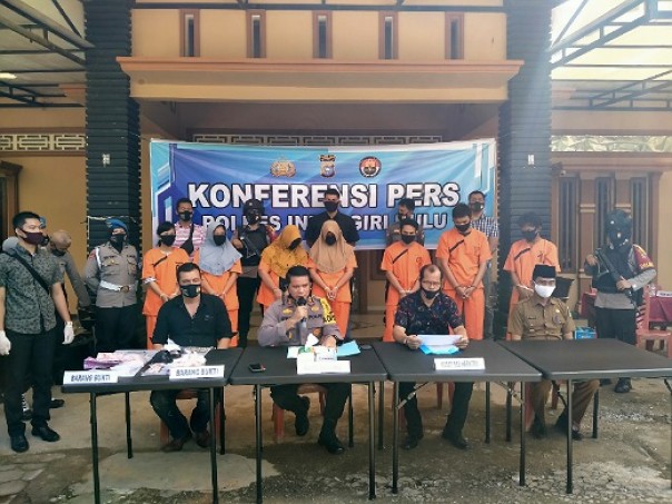 Pres rilis Polres Inhu di kediaman Mak Gadih, dengan menghadirkan 7 tersangka beserta barang bukti, disampaikan Kapolres Inhu AKBP Efrizal SIk.