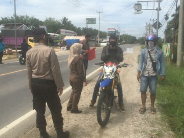 Tim yustisi gabungan Kecamatan Seberida menindak pengendara sepeda motor yang kedapatan tidak memakai masker, Selasa 22 September 2020.