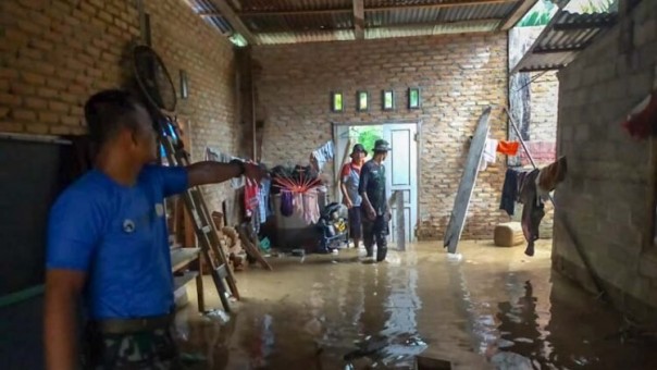 TNI Bantu Warga yang Rumahnya Terendam Banjir Akibat Luapan Sungai di Pesisir Selatan/Langgam