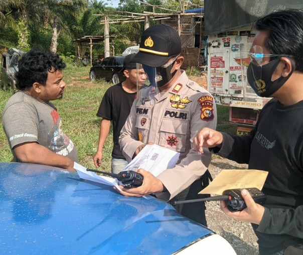 Kapolsek Ukui AKP Rifendi memimpin langsung razia Simpang Pulai (Kelurahan Ukui) dan perbatasan Kecamatan Ukui dengan Kecamatan Pangkalan Lesung, Kamis (24/9/2020) pagi. Foto: Istimewa.