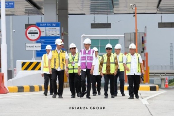 Jokowi saat tinjau Tol Pekanbaru-Minas beberapa waktu lalu (foto: dok/riau24group)