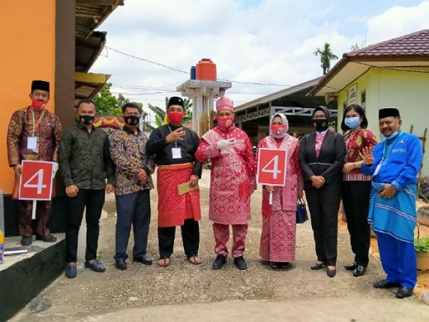 Pasangan "BWS" bersama tim pemenangan foto bersama usai mengikuti rapat pleno terbuka pengundian dan penetapan peserta calon Bupati dan Wakil Bupati Inhu yang digelar di gedung KPU Inhu, Kamis 24 September 2020