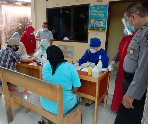 Kanit Patroli Polsek Bandar Sei Kijang Iptu Watimin saat mengawal proses rapid test petugas Panwaslu, Jumat (25/9/2020). Foto: Istimewa.