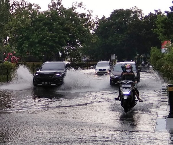 Banjir merendam Jalan Jenderal Sudirman di depan Mal Pelayanan Publik Pekanbaru, Jumat (25/9/2020). Foto: Surya/Riau1.