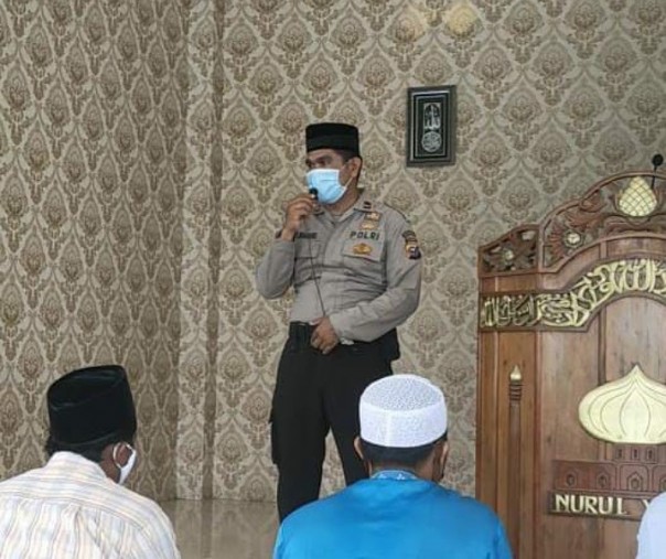 Kapolsubsektor Pelalawan Ipda Zulmaheri menyampaikan imbauan kepada masyarakat yang melaksanakan ibadah salat Jumat di Masjid Jami' Nurul Yaqin di Desa Lalang Kabung, Jumat (25/9/2020). Foto: Istimewa.