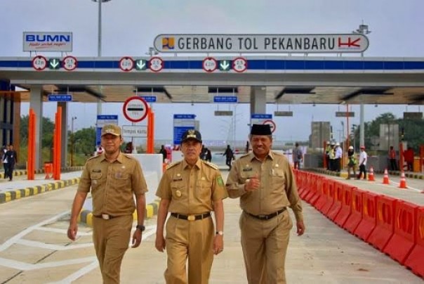 Gubernur Riau, Syamsuar saat meninjau Tol Pekanbaru-Dumai