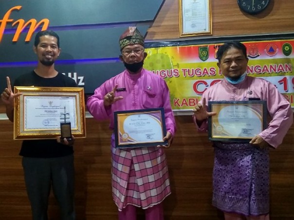 Kepala dan sekretaris DPAD Inhil bersama Ketua TBM Hamfara Library saat di Radio Gemilang