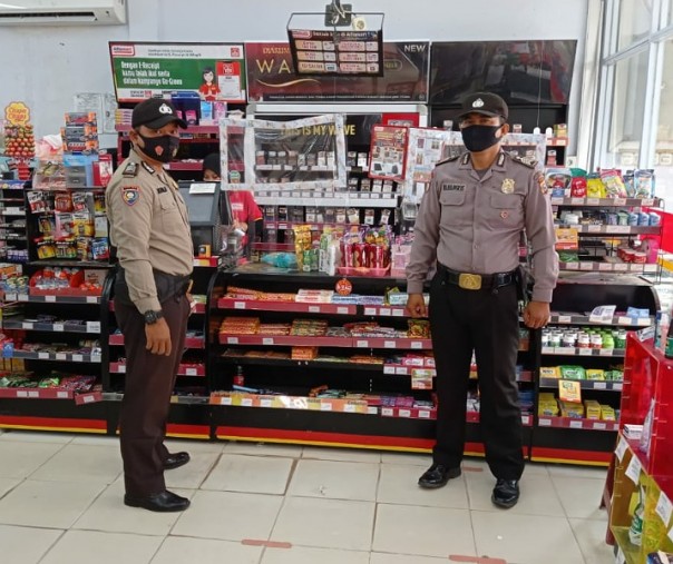 Personel Polsek Bunut melakukan patroli di Jalan Lintas Bono, Kabupaten Pelalawan, Sabtu (26/9/2020). Foto: Istimewa.