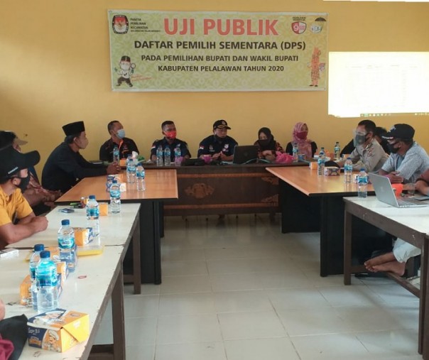 Personel Polsek Teluk Meranti menghadiri kegiatan Uji Publik DPS dalam Pilkada Pelalawan, Sabtu (26/9/2020), pukul 09.00 WIB. Foto: Istimewa.
