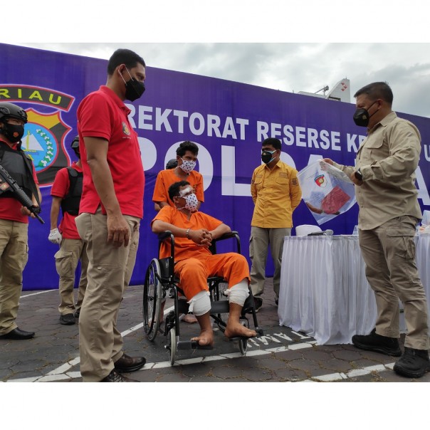 Kapolda Riau Irjen Agung Setya Imam Effendi (Kanan) didampingi Direktur Reskrimum Kombes Zain (kiri) dalam jumpa pers terkait pengungkapan kasus pembunuhan terhadap Alhadar. Dua tersangka (Tengah) berhasil dibekuk.