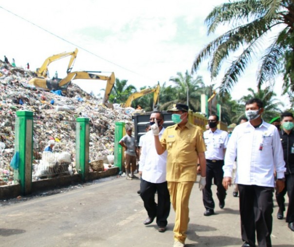 Wali Kota Pekanbaru Firdaus didampingi Kepala DLHK Agus Pramono saat meninjau TPA Muara Fajar pekan lalu. Foto: Humas Pemko Pekanbaru.