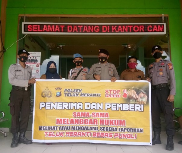 Personel Polsek Teluk Meranti usai sosialisasi Saber Pungli di Kantor Kecamatan, Senin (28/9/2020). Foto: Istimewa.