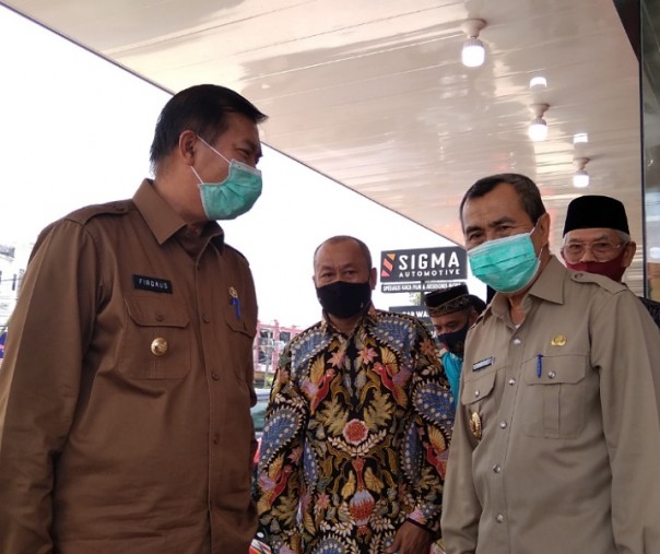 Wali Kota Pekanbaru Firdaus bersama Gubernur Riau Syamsuar usai peresmian Rumah Makan Baresolok, Senin (28/9/2020). Foto: Surya/Riau1.