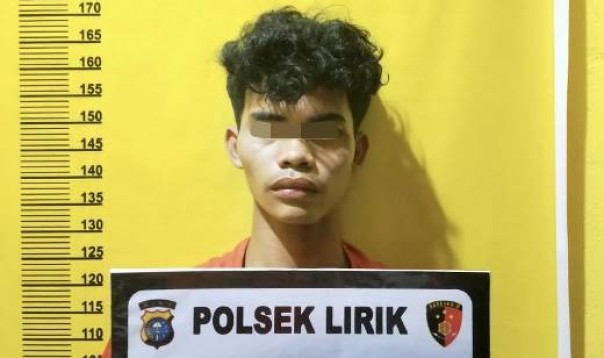 Tersangka Dani (21) di amankan di Polsek Lirik