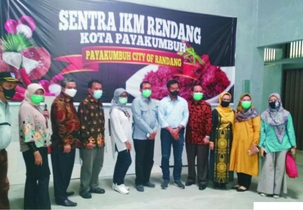 Rektor UNP Ganefri dan rombongan bersama Wawako Payakumbuh Erwin Yunaz dan tim OPDdi sentra IKM Rendang/jernihnews