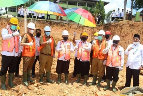 Kakanwil Kemenag bersama Pjs Bupati Kuansing, Kakan Kemenag Kuansing saat peletakan batu pertama pembangunan Asrama MAN 1 Kuansing/R24