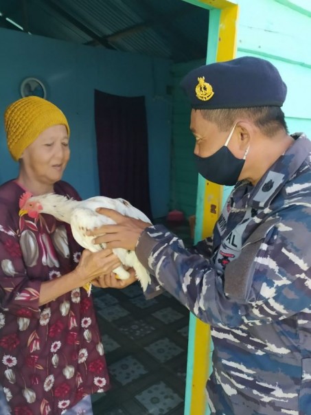 Lanal Tarempa Bagikan Hewan Ternak kepada Warga Anambas/suryakepri