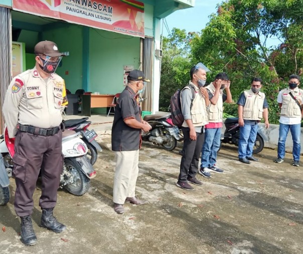 Personel Polsek Pangkalan Lesung Aiptu Arfi Tomief saat mendampingi petugas Panwascam sebelum menuju lokasi penertiban APK Cakada Pelalawan, Kamis (1/10/2020). Foto: Istimewa.