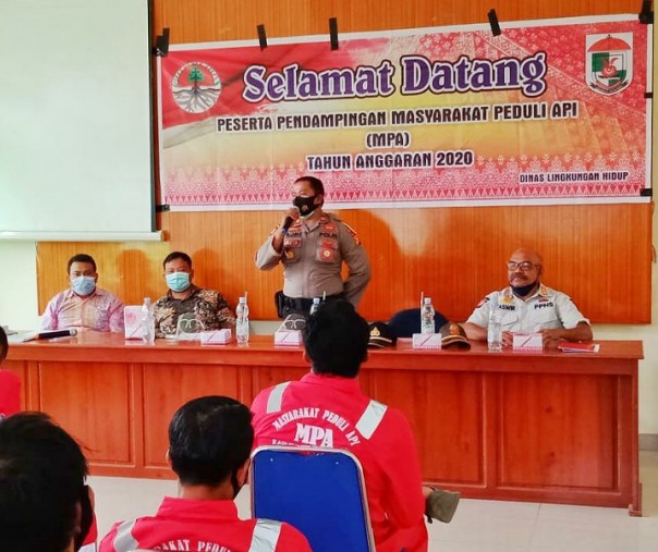 Kapolsek Kerumutan Iptu Fajri Sentosa memaparkan tugas-tugas MPA dalam penanganan karhutla di Kabupaten Pelalawan, Kamis (1/10/2020). Foto: Istimewa.