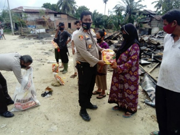 Kapolres Inhu AKBP Efrizal SIk menyerahkan bantuan Sembako kepada korban kebakaran rumah di Desa Batu Papan, Kamis 1 Oktober 2020