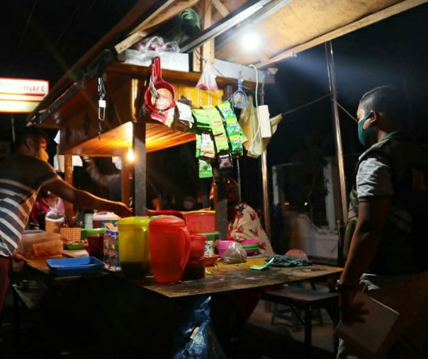 Petugas Satpol PP Pekanbaru saat menegur pedagang angkringan agar menutup usahanya saat PSBM pada 3 Oktober 2020. Foto: Riau1.