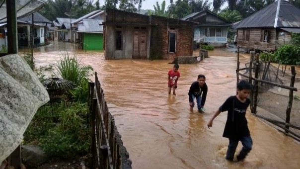 Banjir  rendam puluhan rumah di Pasaman Barat akibat Hujan Deras/Langgam