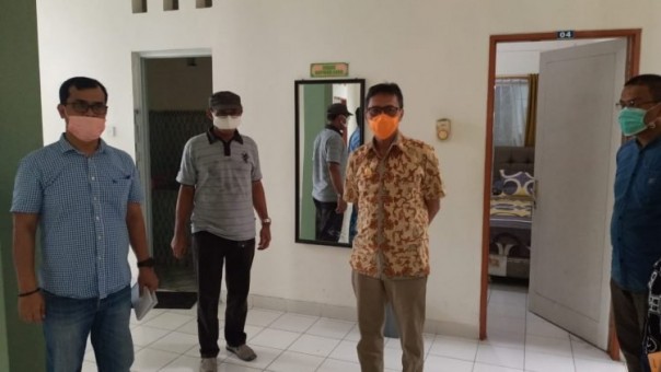 Gubernur Sumbar saat melakukan peninjauan ruang isolasountuk pasien covid-19/Langgam