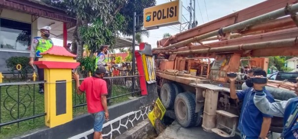 Diduga Rem Blong, Truk Hantam Gerbang Mapolres Tanjungpinang/net