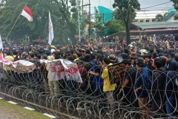 Demo mahasiswa di Padang