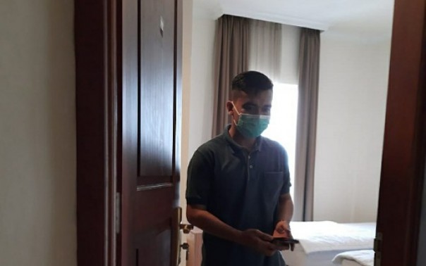 Salah satu petugas medis Covid-19 terlihat sudah menempati salah satu kamar di rumah pribadi milik Bupati Inhu Yopi Arianto.
