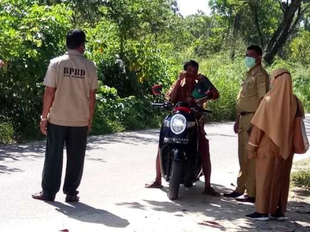 Tim Satgas Covid-19 Kampar lakukan penindakan terhadap warga saat PSBM di Desa Rimbo Panjang