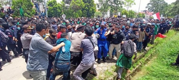 Memanas, Tertahan Saat Menuju DPRD Batam Pendemo Dorong-dorongan dengan Aparat/suryakepri