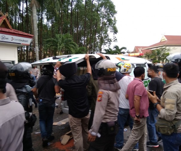 Polisi saat mengamankan mobil ambulans berisi batu saat pembubaran aksi mahasiswa, Kamis (8/10/2020). Foto: Surya/Riau1.