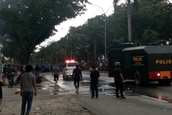 Polisi bubarkan massa aksi