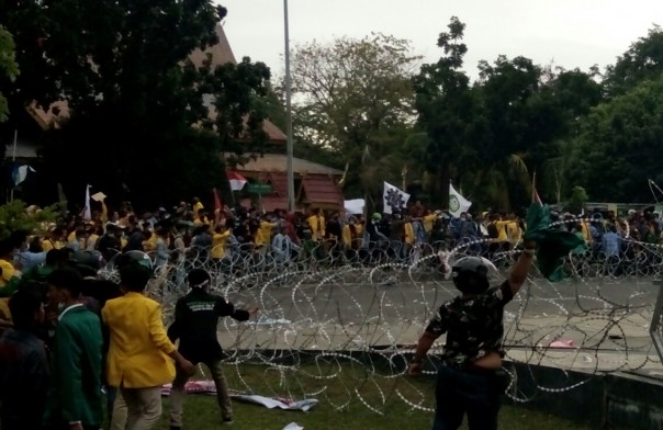 Saat massa aksi berupaya terobos blokade