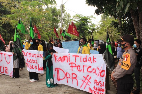 Aksi Tolak UU Cipta Kerja Juga Dilakukan di Kuansing, Puluhan Mahasiswa Kuansing Lakukan Aksi di kantor DPRD/R24