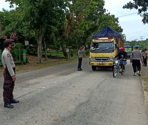 Personel Polsek Pangkalan Lesung saat razia di depan mapolsek, Jumat (9/10/2020). Foto: Istimewa.