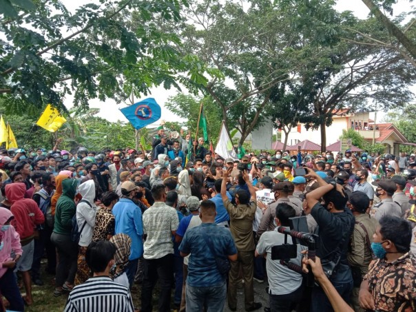 Tolak Omnibus Law, Ratusan Mahasiswa Demo ke Kantor DPRD Meranti 
