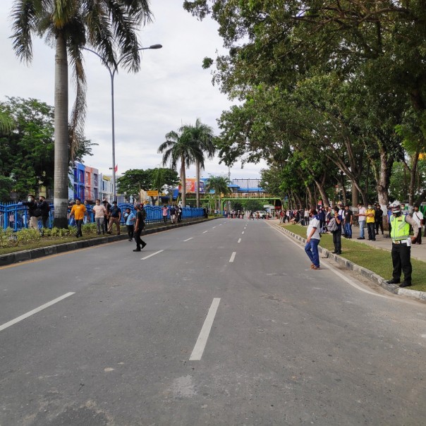 Ruas jalan depan DPRD Riau ditutup terkait aksi unjuk rasa pada Jumat sore.