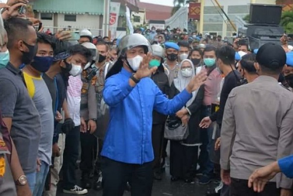 Ketua Fraksi Demokrat DPRD Riau, Agung Nugroho menemui massa aksi tolak UU Omnibus Law Ciptaker di DPRD Riau Kamis 8 Oktober 2020