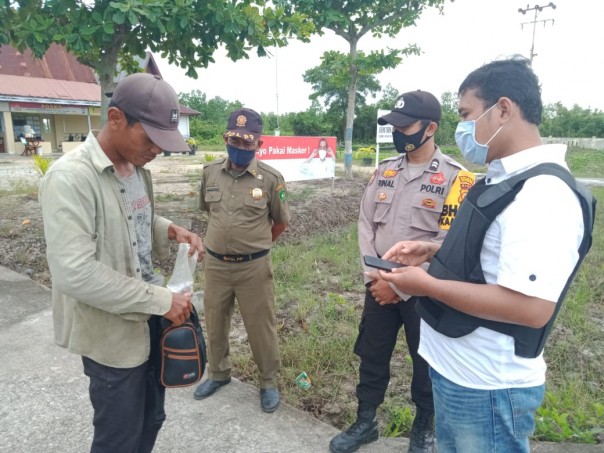 Operasi Yustisi, Personil Polsek Tebingtinggi Barat Tegur Warga Yang Tak Pakai Helm dan Masker