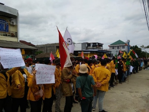 Ratusan mahasiswa dari berbagai elemen melakukan aksi damai di depan gedung DPRD Inhil