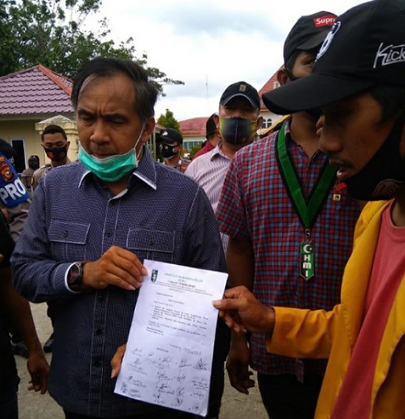 Ketua DPRD Inhil, menerima surat pernyataan sikap atau petisi dari elemen aksi damai mahasiswa