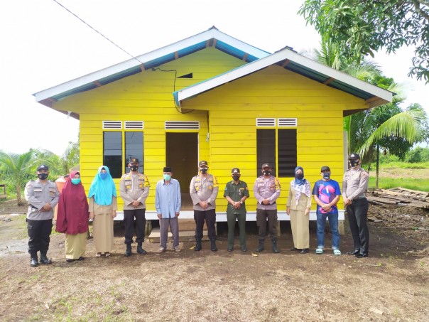 Kapolres Meranti Serahkan Kunci Rumah Bedah Rumah di Desa Mekong