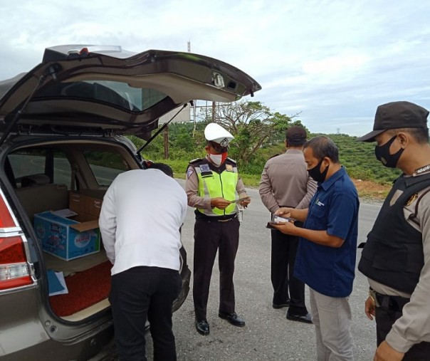 Polsek Pangkalan Kerinci melaksanakan razia dalam rangka meminimalisir dan demonstrasi mahasiswa maupun serikat buruh, Senin (12/10/2020). Foto: Istimewa.