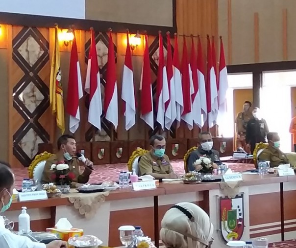 Gubri Syamsuar bersama Wali Kota Pekanbaru Firdaus saat rapat evaluasi PSBM di Kompleks Perkantoran Tenayan Raya, Selasa (13/10/2020). Foto: Surya/Riau1.